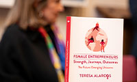 Presentación del libro sobre emprendimiento femenino de la Dra. Teresa Alarcós 